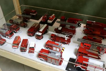 Duże zainteresowanie wystawą miniaturowych pojazdów w Bibliotece Miejskiej w Wieluniu. 9 maja spotkanie z jej właścicielem